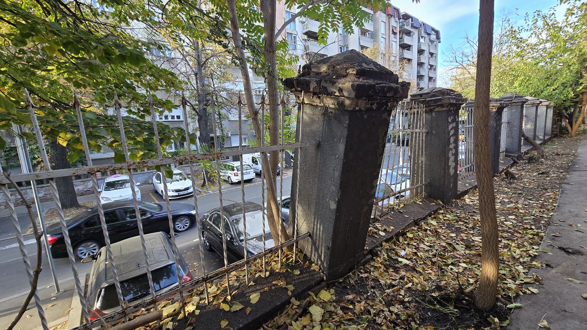 Urušava se zid Univerzitetskog kliničkog centra Srbije!

Potrebno je da nadležni što pre preduzmu adekvatne mere zaštite i na taj način spreče veće posledice po zdravlje i život ljudi.
Resavska ulica.