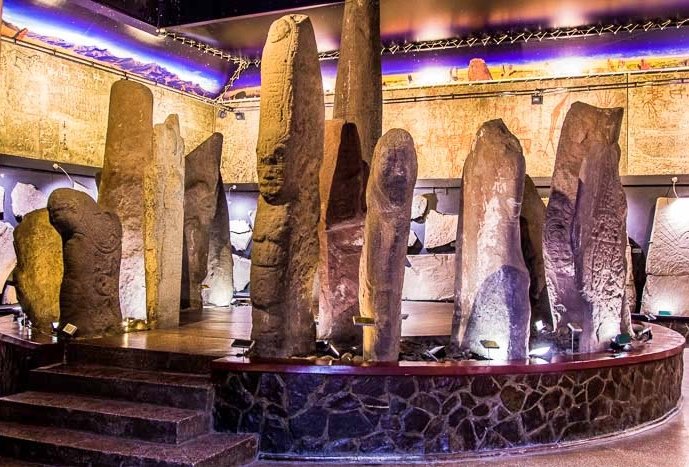 Türklerin ata dini #Şamanizm'deki taş kültü örneklerinden yaklaşık 5000-6000 yıllık Bozkır Tanrıları, sosyal bilimcilerimiz tarafından pek anlatılmazsa dahi heybetli varlıklarını Hakas topraklarında sürdürmekte olup bölgedeki Şaman Türklerin ibadetinde önemli bir yere sahiptir.