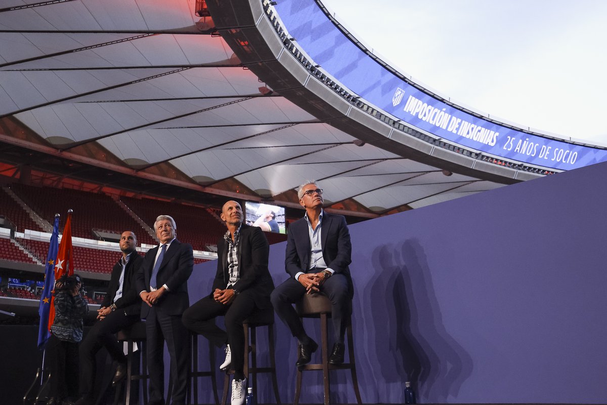 Atleti's tweet image. El Riyadh Air Metropolitano albergó hoy la segunda ceremonia de imposición de insignias de plata a los socios rojiblancos que cumplen 25 años de fidelidad ininterrumpida.

El acto contó con la presencia de nuestro presidente, Enrique Cerezo, y nuestras leyendas Manolo Sánchez…