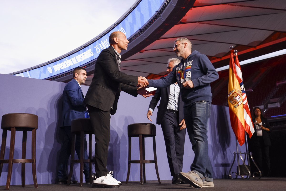 Atleti's tweet image. El Riyadh Air Metropolitano albergó hoy la segunda ceremonia de imposición de insignias de plata a los socios rojiblancos que cumplen 25 años de fidelidad ininterrumpida.

El acto contó con la presencia de nuestro presidente, Enrique Cerezo, y nuestras leyendas Manolo Sánchez…