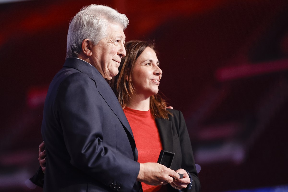 Atleti's tweet image. El Riyadh Air Metropolitano albergó hoy la segunda ceremonia de imposición de insignias de plata a los socios rojiblancos que cumplen 25 años de fidelidad ininterrumpida.

El acto contó con la presencia de nuestro presidente, Enrique Cerezo, y nuestras leyendas Manolo Sánchez…
