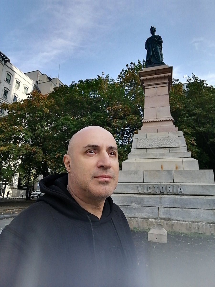 DaoudSomar's tweet image. #photograghy #photographer #phototwitter #throughmyeyes #thingsisee #beautiful #sreetphotography #Montreal #viktoriya #Victoriasquare #Centreville 🇨🇦