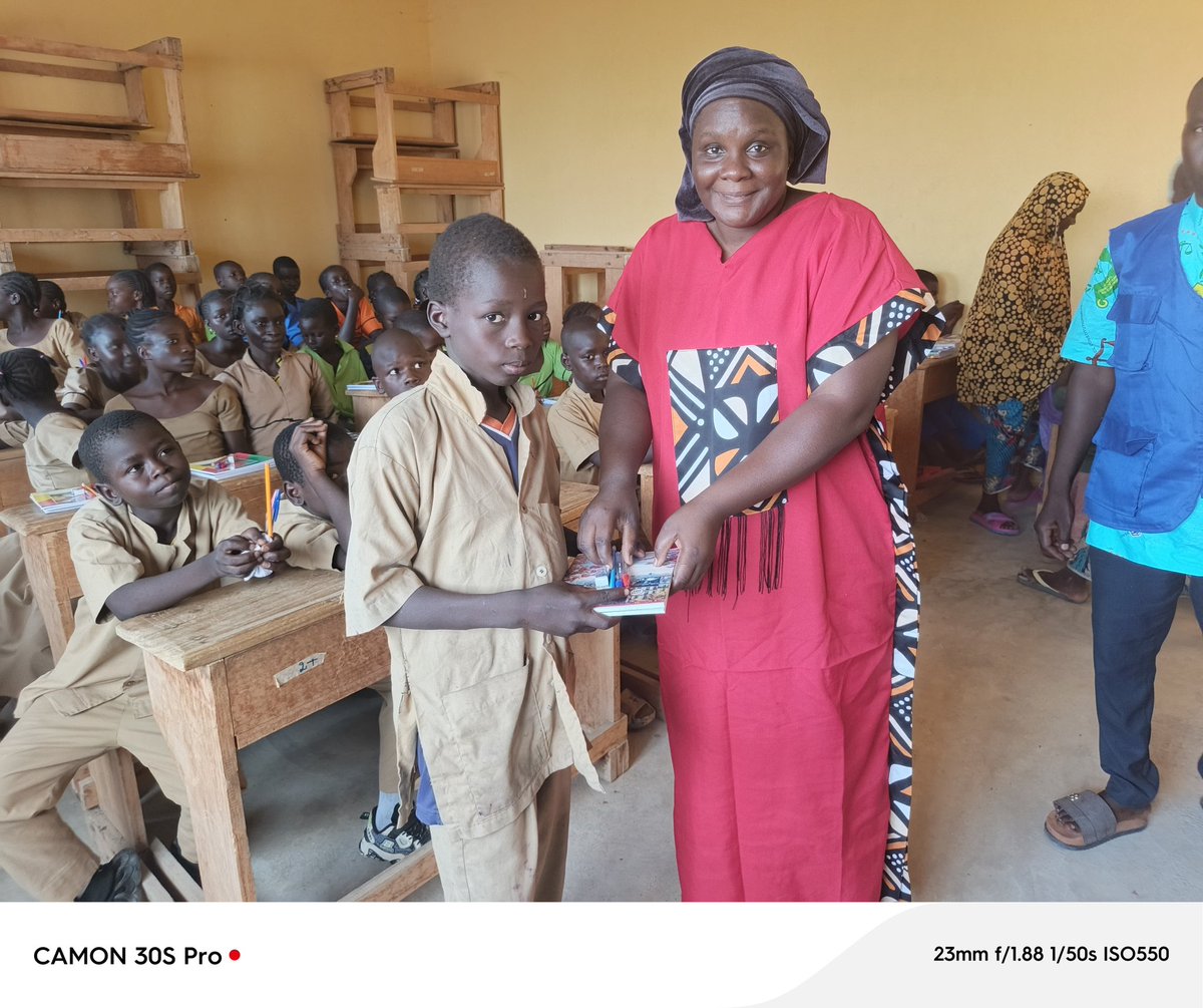 L'APPV distribue des kits scolaires aux élèves vulnérables de Meskine, Maroua, pour soutenir leur éducation. Merci à nos partenaires et bénévoles ! 🌟📚 #APPV #EducationPourTous #Solidarité #Maroua #SoutienScolaire
