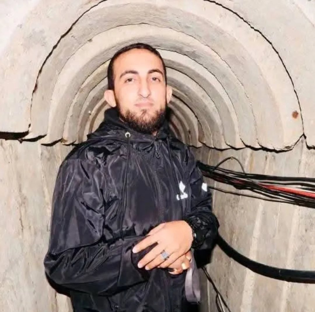 الشهيد محمد زكي حمد، تحت راية الطوفان، صفحة ٣٣٠
ــــــــــــــــ

كنا نعيش في الأنفاق ليلنا ونهارنا، ولا نرى الشمس والدنيا إلا قليلاً، وكما أخبرتكم سابقاً: الأنفاق ليست فنادق، ولا حتى بيوت الأنفاق كالقبور، ولكنه الدين والواجب ورضى الله الذي يهون في سبيله كل شيء، والجنة التي لا