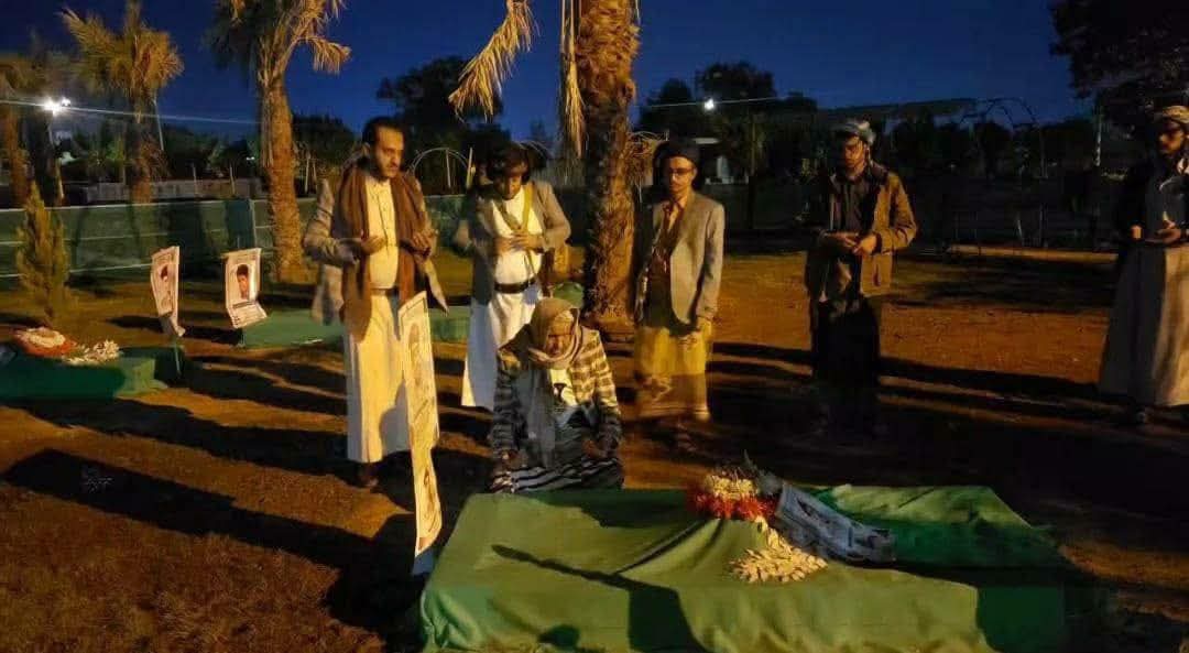 matari_moeen's tweet image. في لحظة تجلّت فيها أسمى معاني الوفاء والولاء، 
خرج المجاهد العظيم ـ. اللواء  #محمدعياش_قحيم
رغم ظروفه الصحية الصعبة ـ من سرير المستشفى، متحملاً ألم المرض وقساوة البرد القارس، ليتوجه بكل عزمٍ وإخلاص إلى ضريح رفيق دربه ورفيق سلاحه، الشهيد المجاهد الكبير سيدي #هاشم_الغماري