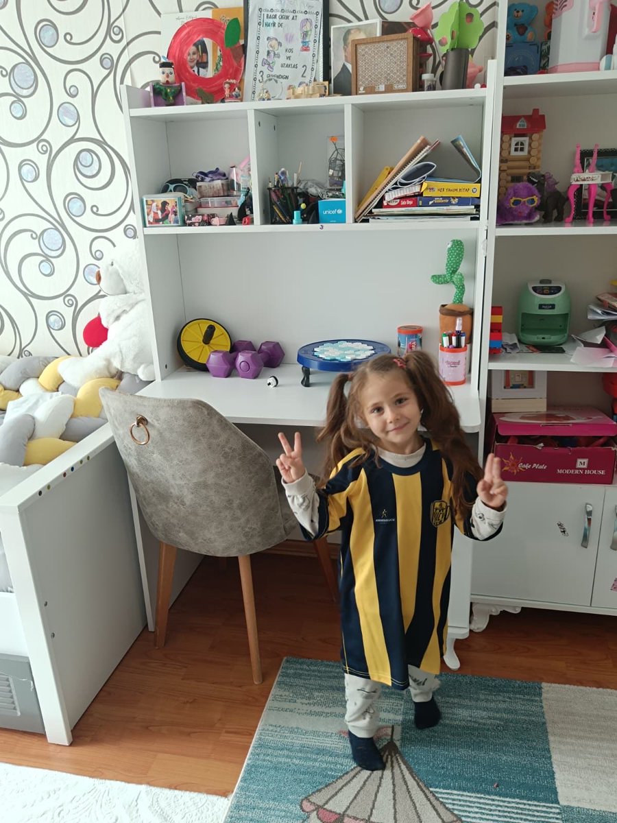 💛💙 Ankaragüçlü Çocuğumuz Üzülmesin!

2 gün önce yaptığımız okul ziyaretinin ardından tarafıma ulaşan bir haberle yüreğimiz burkuldu…
Bir evladımız forma alamadığı için arkadaşlarının arasında üzülmüş, eve gidince de ağlamış.
Bunu duyar duymaz içimiz yandı. 💔

Ankaragücü