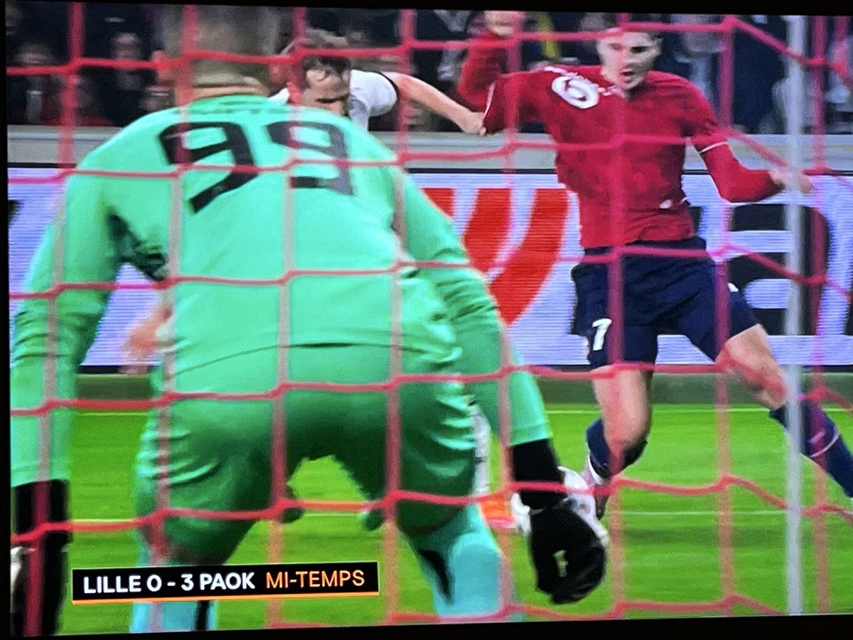 max2c's tweet image. J’ai jamais vu un penalty aussi évident non sifflé, c’est de la folie furieuse