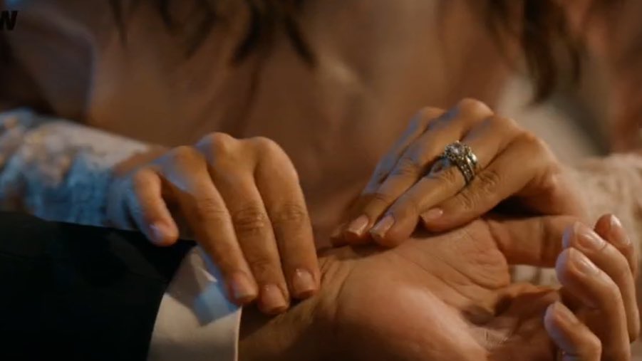 mariyaoxx's tweet image. “listen, look how quiet, how calm, tonight all these people in the konak sleep soundly because of you”
“i wish everyone saw it like you”
“you don’t need anyone, i am here”
THEY WILL NEVER LET ME LEAVE THIS DAMN DIZI
 .⋆ #HalefKöklerinÇağrısı ⋆ #YılSer ⋆.