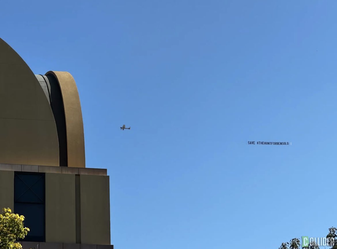 SithAriSW's tweet photo. Los fans de Star Wars han contratado un avión con el hashtag #TheHuntForBenSolo que está sobrevolando los estudios de Disney. Estoy dando volteretas https://t.co/dezrND7IBG