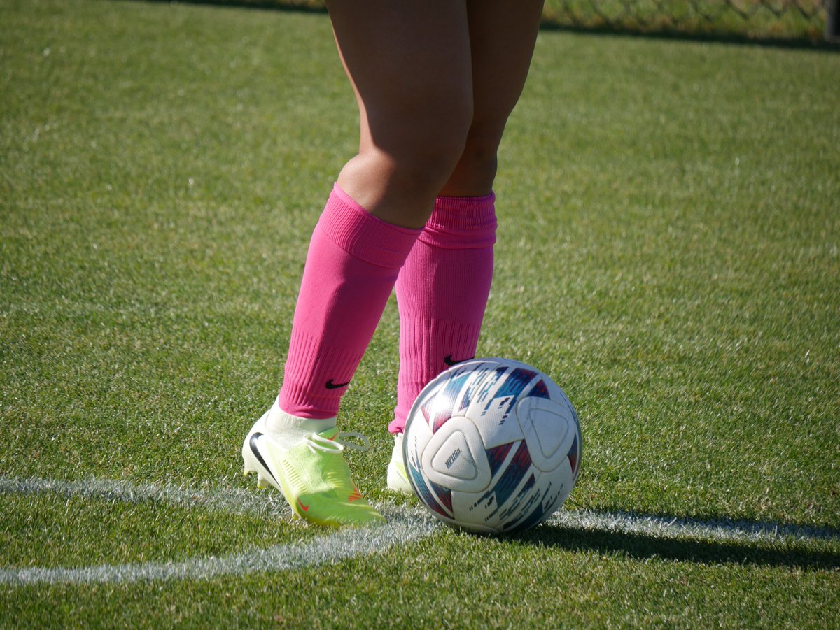 Playing for a purpose this afternoon! 🎀⚽️

#EverLoyal | #1UNI