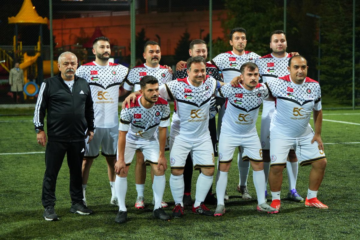 HAK-İŞ’imizin 50. kuruluş yıldönümü etkinlikleri kapsamında düzenlediğimiz Sendikalar Arası Futbol Turnuvasının finaline ulaşmış bulunuyoruz.

Turnuva boyunca sahada centilmenliği, dostluğu ve kardeşliği ön planda tutan tüm takımlarımızı gönülden kutluyorum. Sporun birleştirici