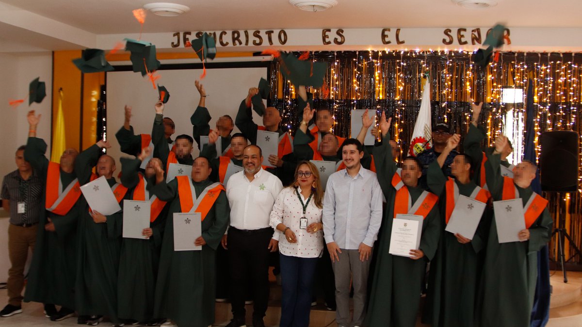 SENA_Antioquia's tweet image. 💚 En Bellavista, 20 aprendices culminaron su formación con el SENA, obteniendo títulos en Manufactura en Cuero y Producción de Calzado.
Un proceso 100 % desarrollado dentro del penal, que simboliza esfuerzo, disciplina y segundas oportunidades. 🌱
#FormaciónQueTransforma