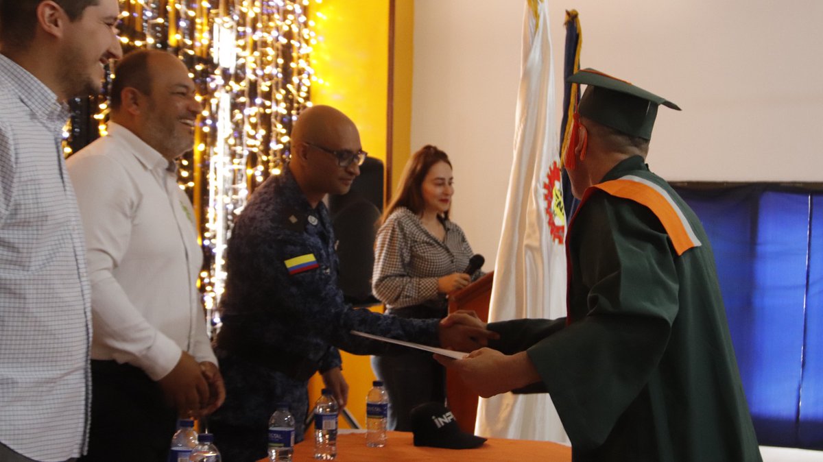 SENA_Antioquia's tweet image. 💚 En Bellavista, 20 aprendices culminaron su formación con el SENA, obteniendo títulos en Manufactura en Cuero y Producción de Calzado.
Un proceso 100 % desarrollado dentro del penal, que simboliza esfuerzo, disciplina y segundas oportunidades. 🌱
#FormaciónQueTransforma