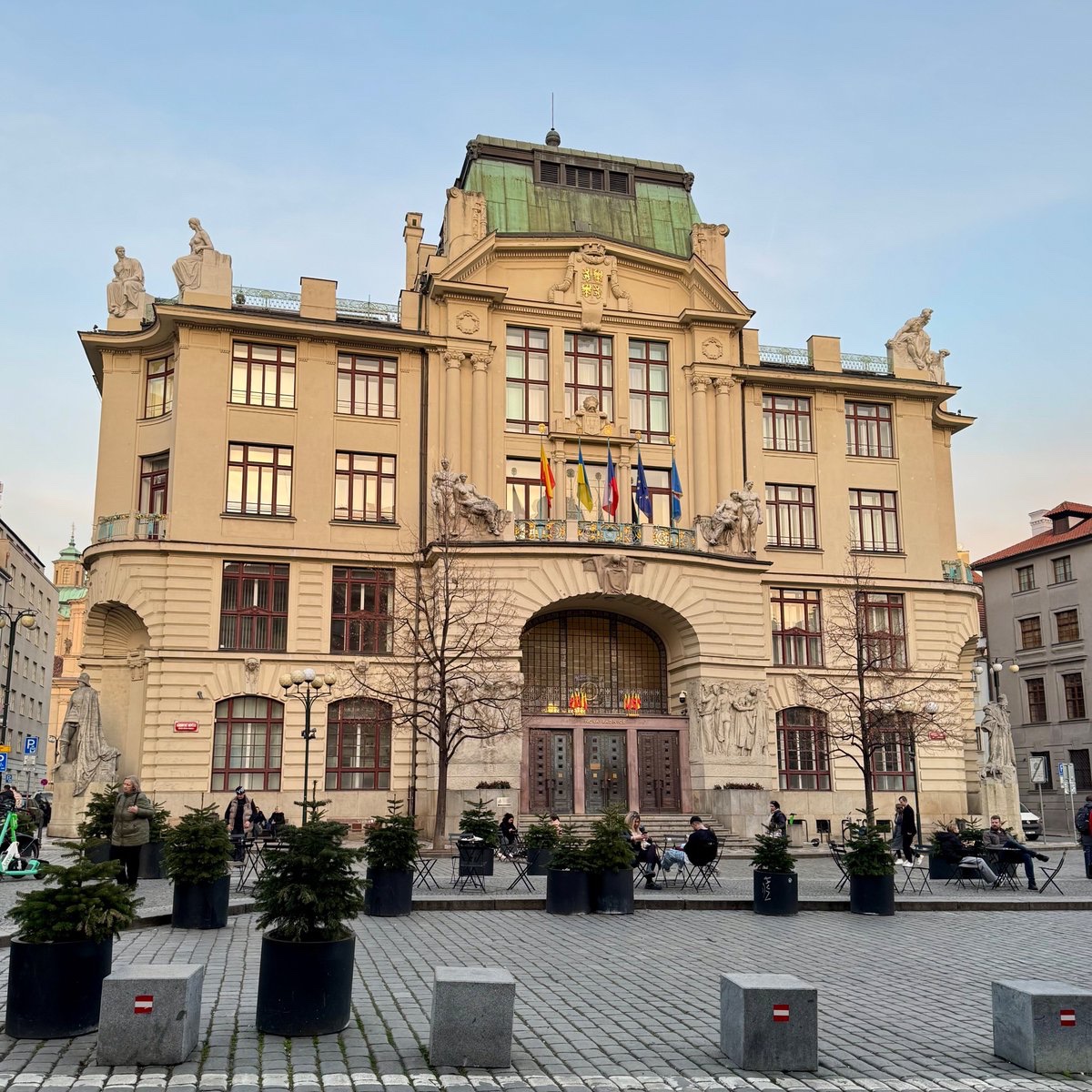 Hlavní město schválilo odkup pozemků ve Vysočanech, kde se nachází jeden z areálů a sídlo Pražských služeb. 🙏🥳 Zvláštní poděkování patří panu Ing. Zdeňkovi Kováříkovi, který se o schválení odkupu aktivně zasadil a výrazně přispěl k tomu, že se tento záměr podařilo prosadit.