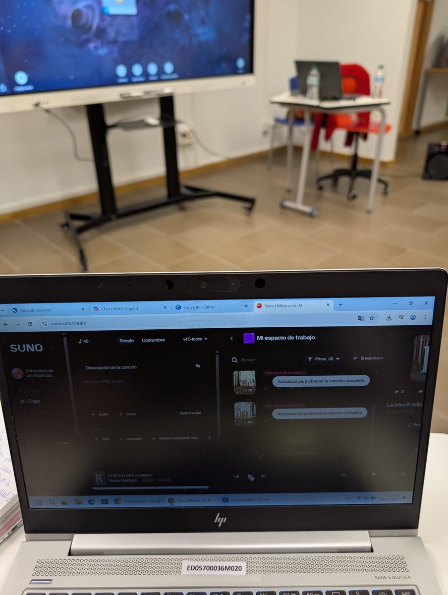 CFIE_Avila's tweet image. Seguimos en @CFIE_Avila en el curso I"NTELIGENCIA ARTIFICIAL Y LAS TIC EN EDUCACIÓN INFANTIL" con @kristinita88 en el aula #EFFA Hoy con @Copilot 🤖 de @educacyl @canva ✏️ y @SunoMusic 💃creando cuentos ilustrados con música ¡Qué bien para los peques! #FormaciónCyL #TiCyL