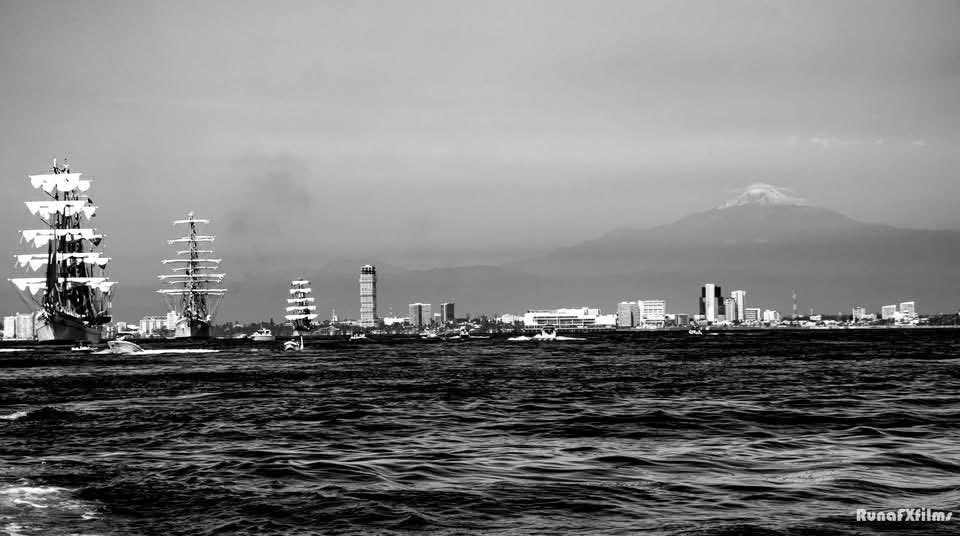 MaTere_Mendoza's tweet photo. Asombra la cantidad de personas que niegan la realidad documentada desde hace más de 500 años: El Pico de Orizaba se puede ver desde Veracruz, y desde el mar se ve imponente. 

La primer foto fue editada por Isidro Cano y pone letreritos con flechas indicando que es cada cosa que se ve. Seguramente lo hizo porque había quienes no podían distinguir una cosa de la otra.

Imagínense si algo que se puede comprobar solo con salir a la azotea de una casa, hay quien no lo cree y lo niega tajantemente; entonces, que se puede esperar con desmentir que la ciudad tiene 500 años, bueno que hasta hubo quienes hicieron fiesta. 

Fotos compartidas en Facebook: XEU Noticias Veracruz, RunaFX, Isidro Cano