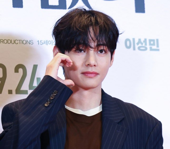 Dear TaeCrew, let's request Eca Radio.

🎯40ss

🌸Songs: Winter Ahead, FRIENDS, SINGULARITY and WUR.

📌ecaradio2.weebly.com/song-requests.…

🏵️Choose others, type V
🏵️Then type V &amp; SONG NAME.
🏵️Your email:
🏵️Your name:

Please use separate forms to request four songs.