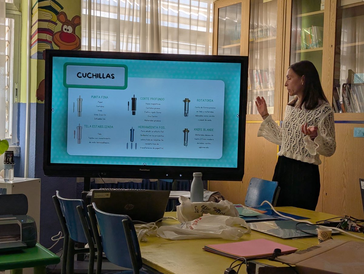 CFIE_Avila's tweet image. ¡Los docentes del @Ceip_Pradillo siguen con su plan de formación con @CFIE_Avila! Formándonos en el uso de la cortadora @cricut ✂️ para crear nuevos y fantásticos recursos didácticos para el aula. #FormaciònCyal #TiCyL @educacyl
