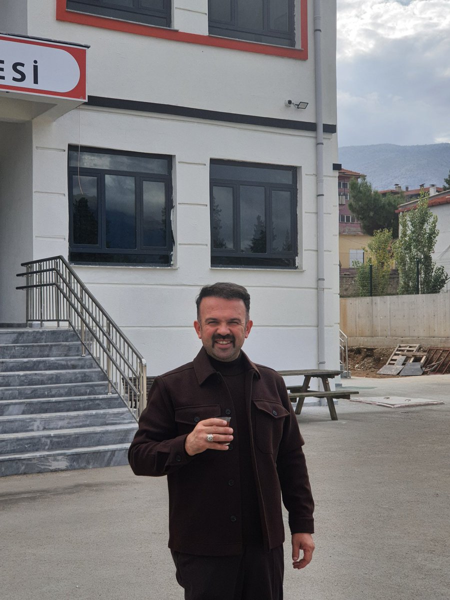 MuhammetGulec's tweet photo. Bizi kendimize getirmek için yıllanmış şarap değil,
Her an ve her zaman keyif ve gönül aldıran, 'muhabbet'in deminde huzur verdiren çay lazım !
Atla gel hâfızım...

Vakit, çay vakti...
🇹🇷🇹🇷🇹🇷 https://t.co/lmaeROf5ED