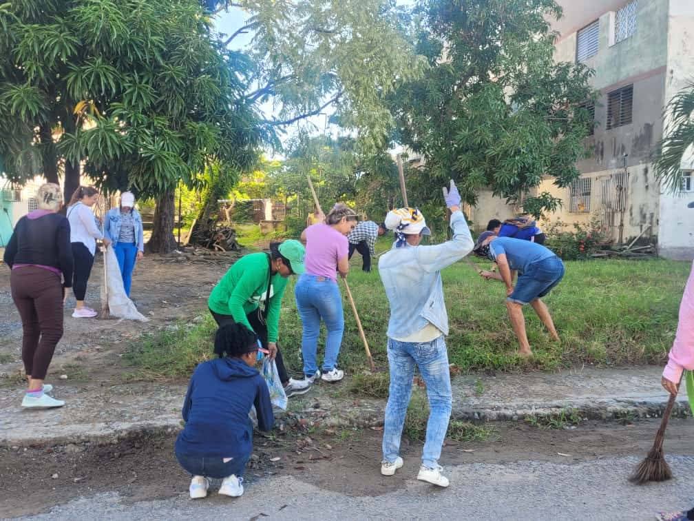 RSuarez11910's tweet image. Jornada de limpieza y higienizacion en la Ciudad de Las Tunas,caracterizada por la movilización popular y el apoyo incondicional de los organismos
#PoderPopular
