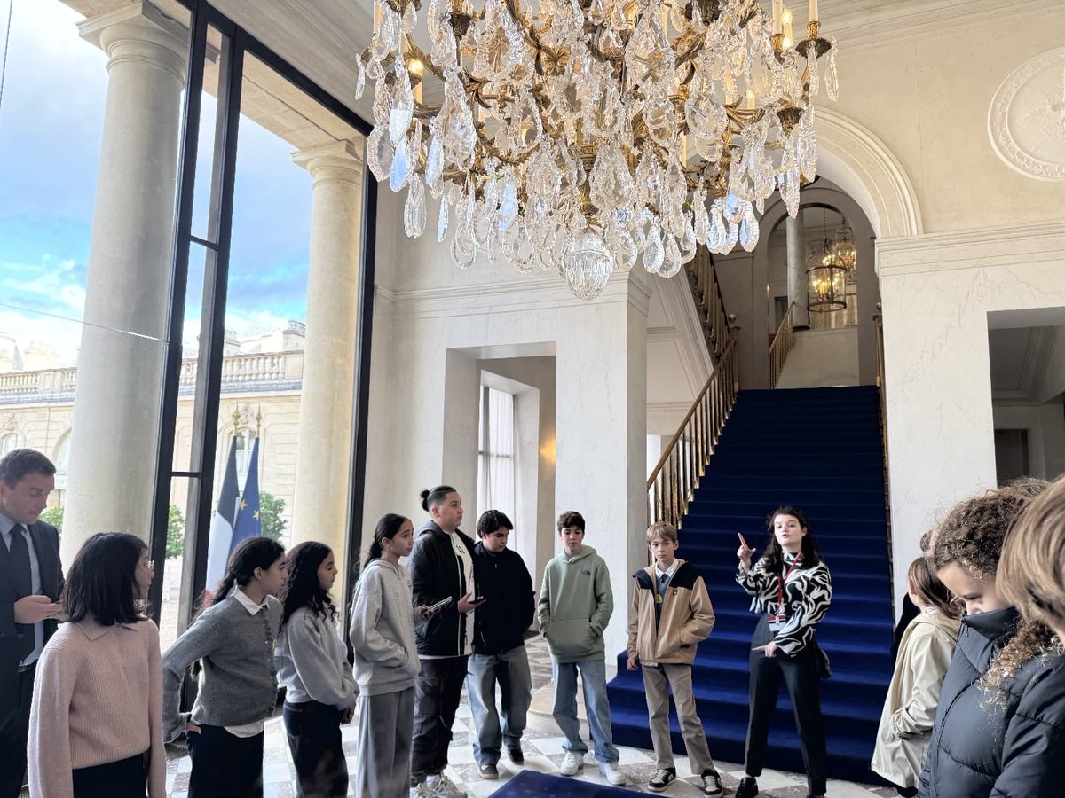 Aujourd’hui, j’ai eu le plaisir d’accompagner le Conseil Municipal de la Jeunesse de Castelnau-le-Lez pour une visite du Sénat et de l’Élysée, aux côtés du sénateur Jean-Pierre Grand et de Gassien Gambier, adjoint au Maire délégué à la jeunesse.

Une journée marquée par des