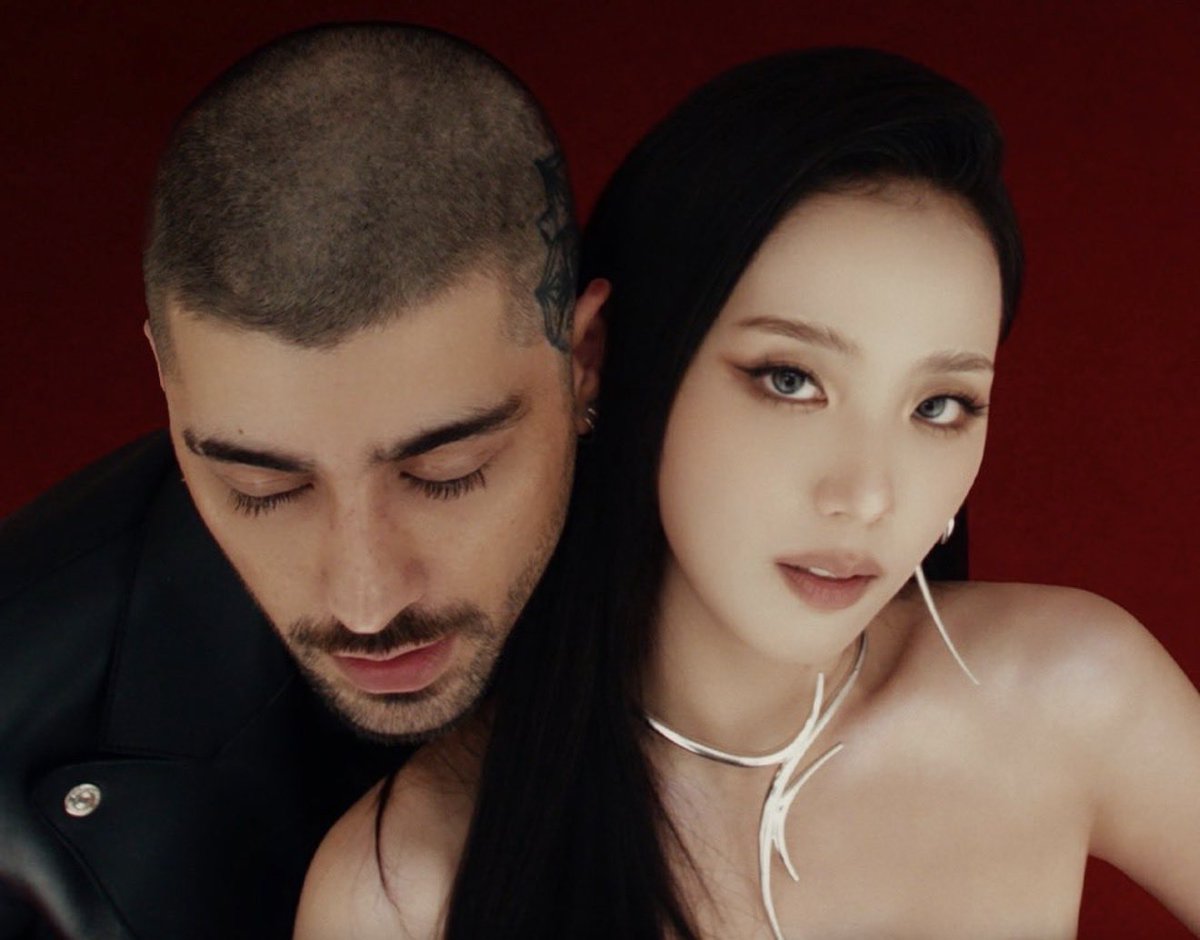 “EYES CLOSED” by Jisoo and Zayn ranks at #61 on Spotify Global Daily Chart with 1,854,524 streams.