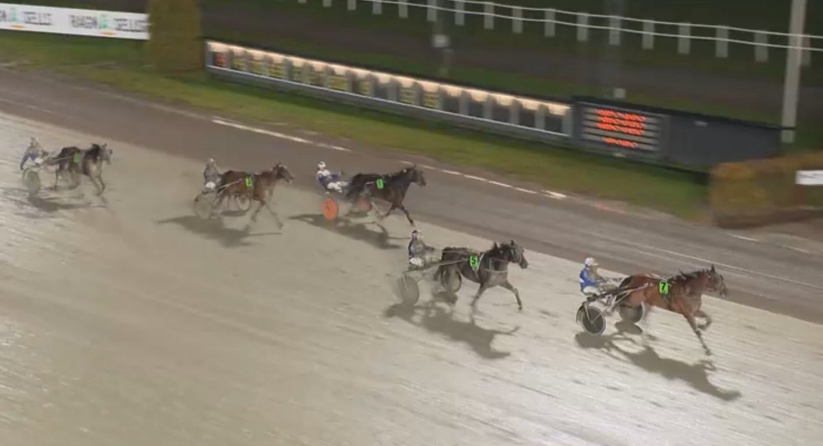 Jorma Kontion vuoden sadas voitto näki päivänvalon tai no kurakelissä ratavalon Rommen viimeisessä lähdössä. Ajokkina oli Judge D.

Muistan joskus kuulleeni, nyt jo unohtaneeni, Päivi Kontion laskeneen kuinka monta kertaa putkeen näitä +100 voittoa kausia on. Jotain 4x
 #ravit