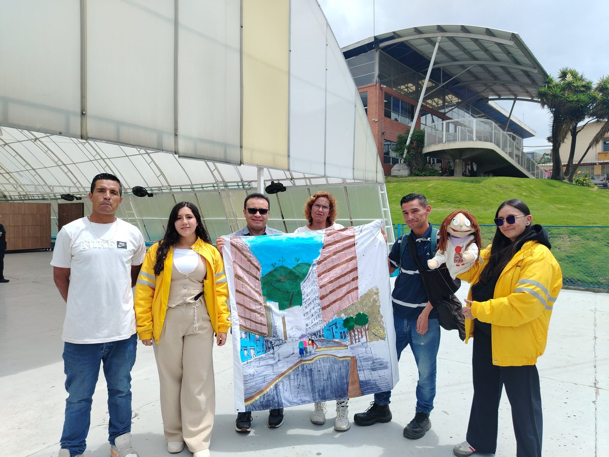 integracionbta's tweet photo. En el Centro de Desarrollo Britalia 🏢, ciudadanos en proceso de superación de vida en calle 👥 estuvieron participando en el festival 'Tejiendo paz desde la dignidad' 🫶🏽, un espacio de arte🖌️, reflexión🤔, juegos🧩 y emprendimientos🤩 que promovió el respeto, la convivencia y la construcción colectiva de paz🕊️.

#AquíSíPasa