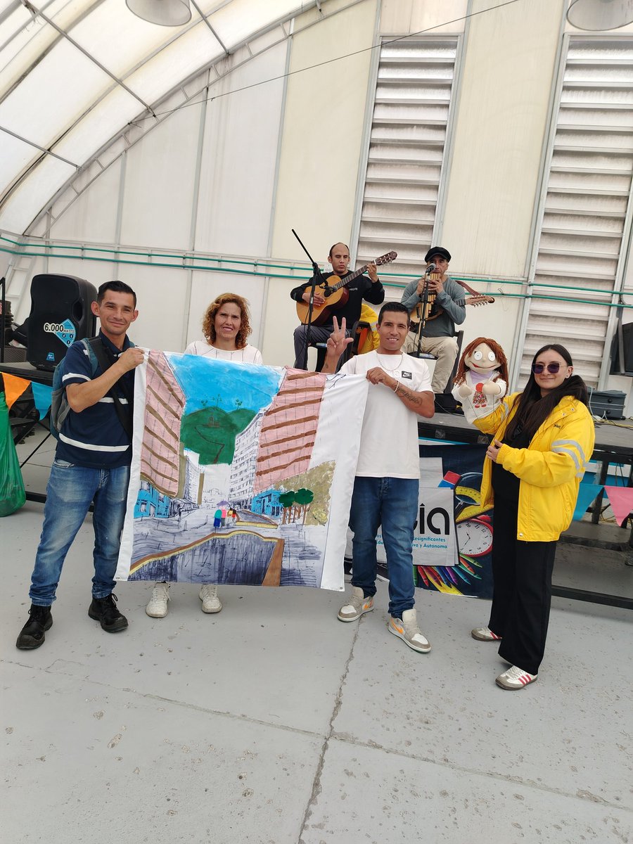 integracionbta's tweet photo. En el Centro de Desarrollo Britalia 🏢, ciudadanos en proceso de superación de vida en calle 👥 estuvieron participando en el festival 'Tejiendo paz desde la dignidad' 🫶🏽, un espacio de arte🖌️, reflexión🤔, juegos🧩 y emprendimientos🤩 que promovió el respeto, la convivencia y la construcción colectiva de paz🕊️.

#AquíSíPasa