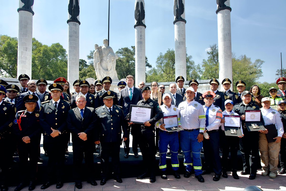 Este día, con la Jefa de Gobierno <a href="/ClaraBrugadaM/">Clara Brugada Molina</a>, rendimos homenaje a las y los Policías de la Ciudad de México que con absoluta vocación, sirven a nuestra Ciudad todos los dias.

Gracias a su trabajo, la #EstrategiaDeSeguridad y Construcción de Paz sigue dando frutos en la