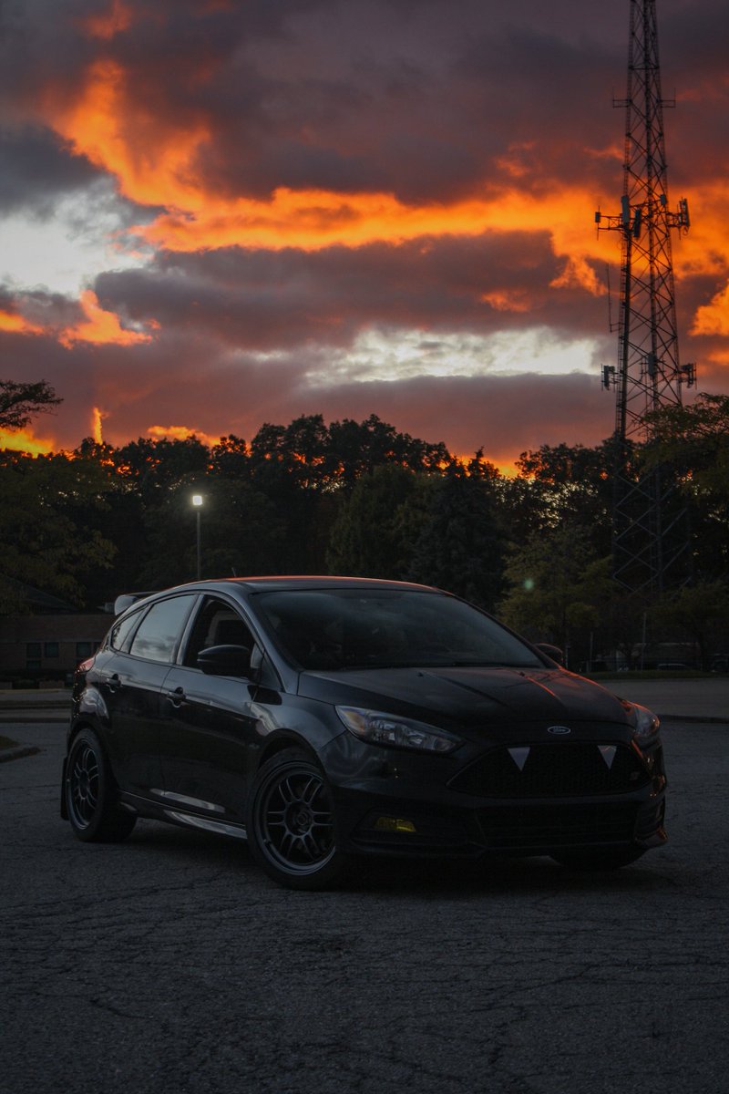 Merlox's tweet image. everyone look at my car 🫵🫵