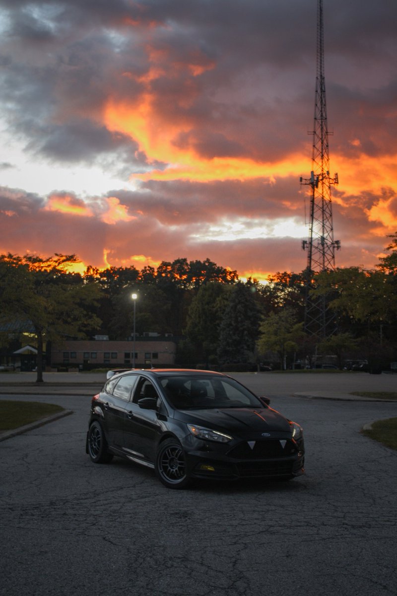 Merlox's tweet image. everyone look at my car 🫵🫵