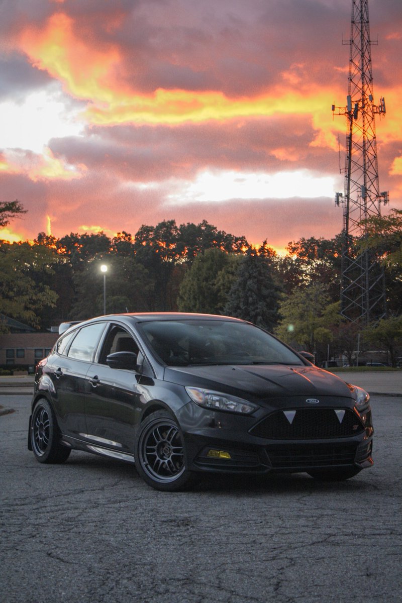 Merlox's tweet image. everyone look at my car 🫵🫵