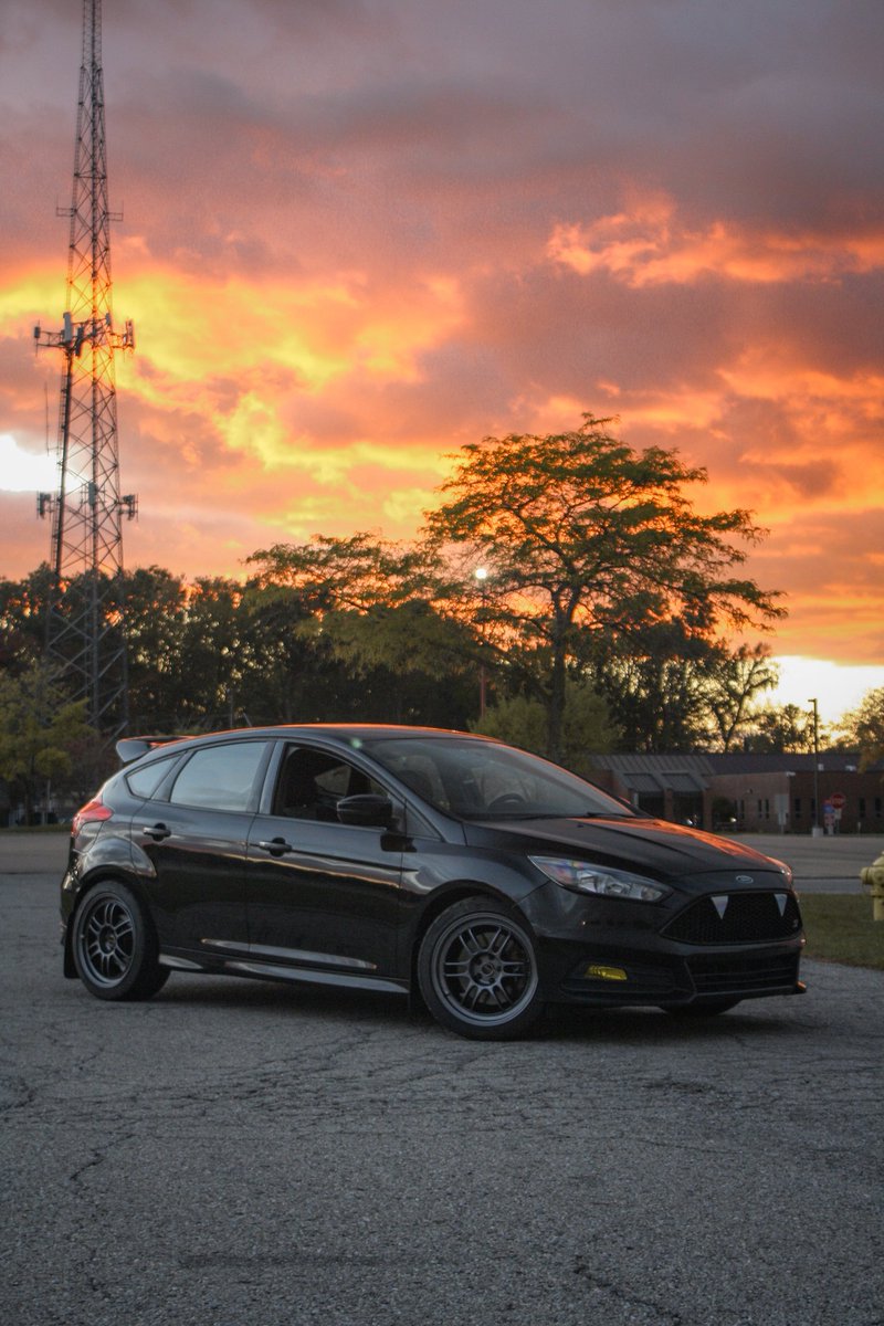 Merlox's tweet image. everyone look at my car 🫵🫵