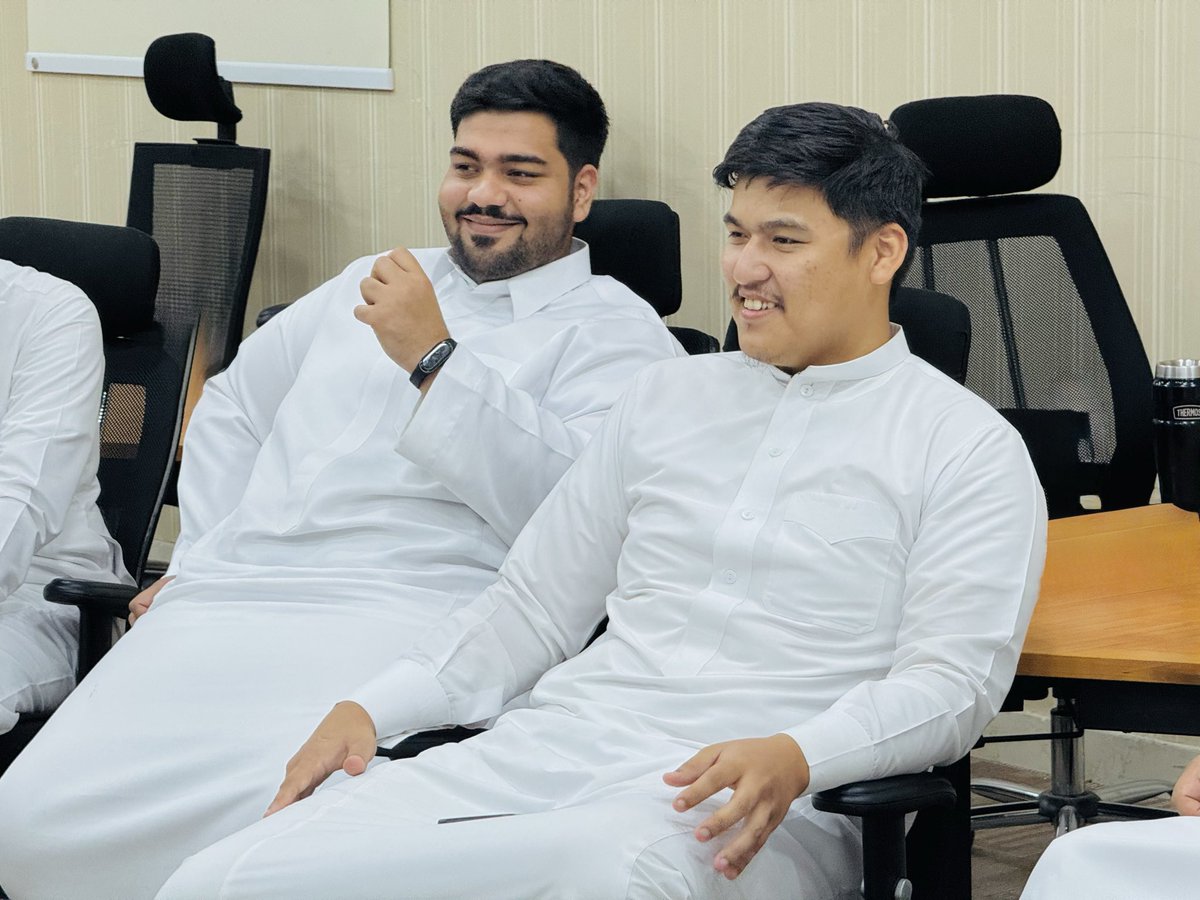 انطلاقًا من أهمية الحوار في بناء الشخصية القيادية، يقوم القادمة بتطبيق عملي لبرنامج الحوار والإقناع، حيث تعلّم المشاركون كيف تُبنى الجسور بالكلمة، وتدار القيادة بالإقناع، ضمن باكورة برامجنا الممكنة للمهارات القيادية