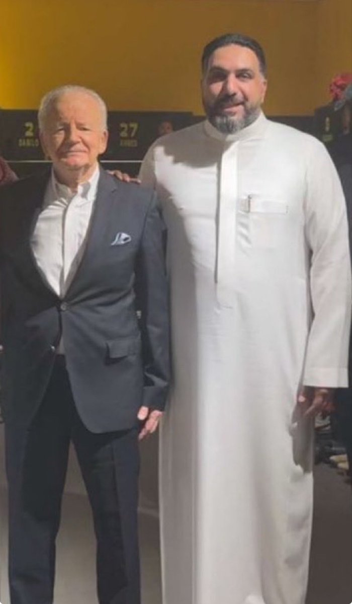 الرجل هذا الذي بجوار ديمتري...
يشهد الله لا اعرفه ولا يعرفني.. لكن شهادة حق يعمل في #لاتحاد بقلبه ماشاءالله تبارك الله عليه ربي يحميه.. مجتهد جداً ومتواجد دوماً ونشيط في مهامه بكافة تفاصيلها...
تحيه له.. والي يعرفه يشكره نيابة عني 🖤💛