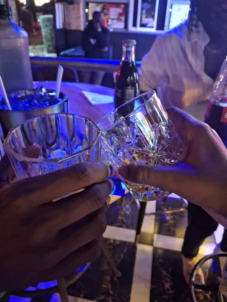 mzalendoDaimaKe's tweet image. Leo disco nimeona usiku kuu
Namna this natingiza kichwa kando ya mamaa opp shawrie ananiwinkia  buana.

Kidogo tumejifanya mastero tupatane kwa gari old school kaa kale kafangi alishinda after poem
Ghafla bin vuu,jangiri doshi akaigiria guess who? 
Kimeumana!