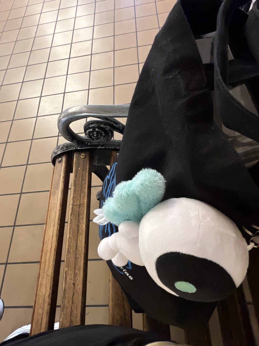 mdrkive's tweet image. FINALLY MADE IT TO MY DESTINATION 9 HOURS LATERRR