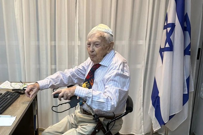 Heartbreaking 💔 Michael Smuss, the last known surviving fighter of the Warsaw Ghetto Uprising, has passed away today at the age of 99.

May his memory be a blessing.