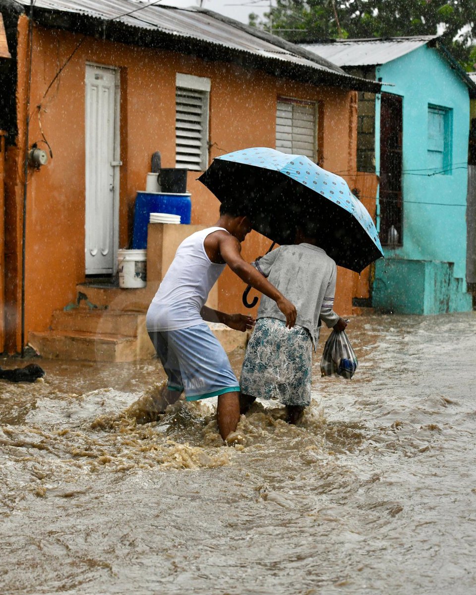 ListinDiario's tweet photo. #EnImágenesLD | Una señora es sostenida por un joven en medio de las inundaciones en la cañada La 30 de Baní, provincia Peravia. República Dominicana está sufriendo los efectos de la tormenta Melissa.

#Melissa #Baní #ListínDiario https://t.co/xwkePFBN2v