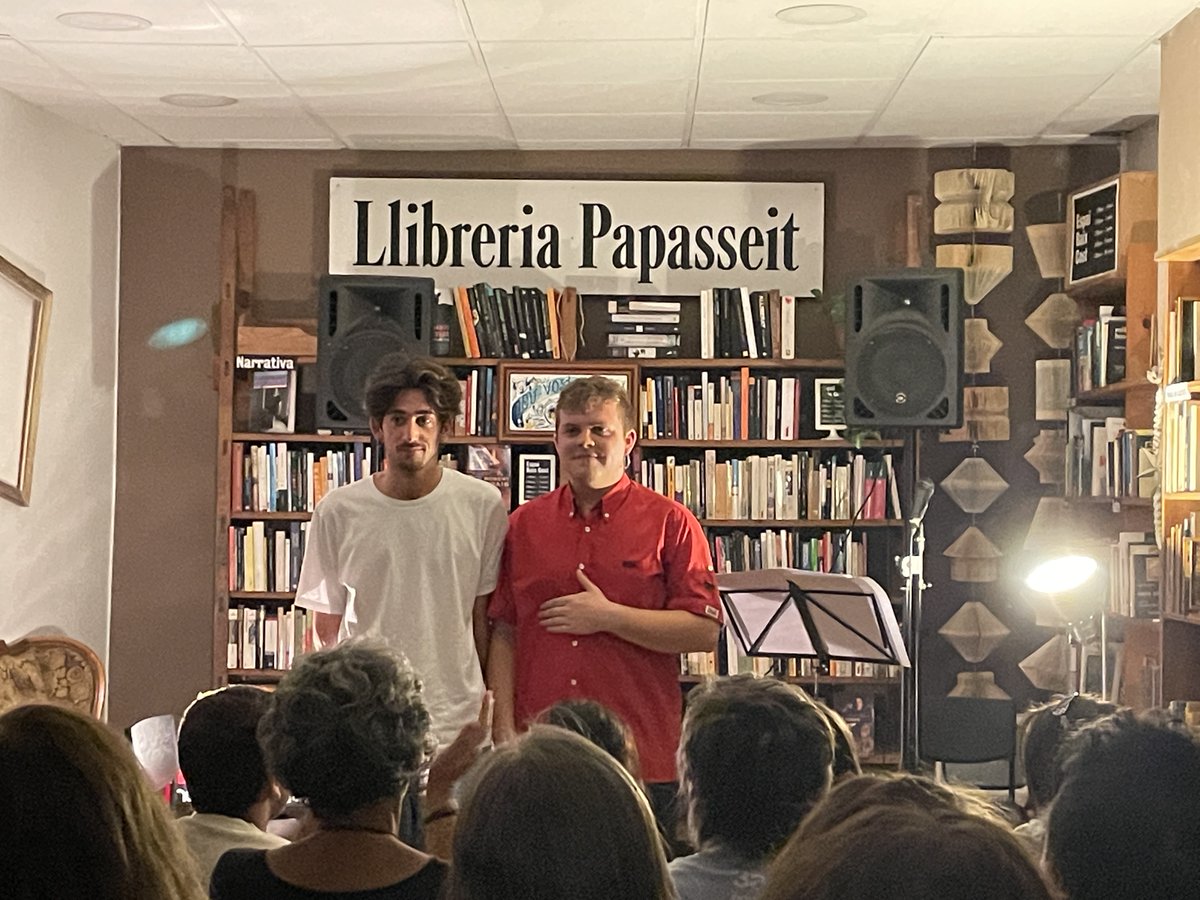 Gran vetllada d'avui "Volem punk i Mossèn Cinto", dins del festival <a href="/tocatsdelletra/">Tocats de Lletra</a>. Magnífica actuació del poeta lluçanès <a href="/SabatesNil/">Nil Sabatés</a> i del cantautor #folguerolenc <a href="/CaiGodayol/">Cai</a>, que ens han apropat #Verdaguer als nostres dies amb una gran qualitat interpretativa.