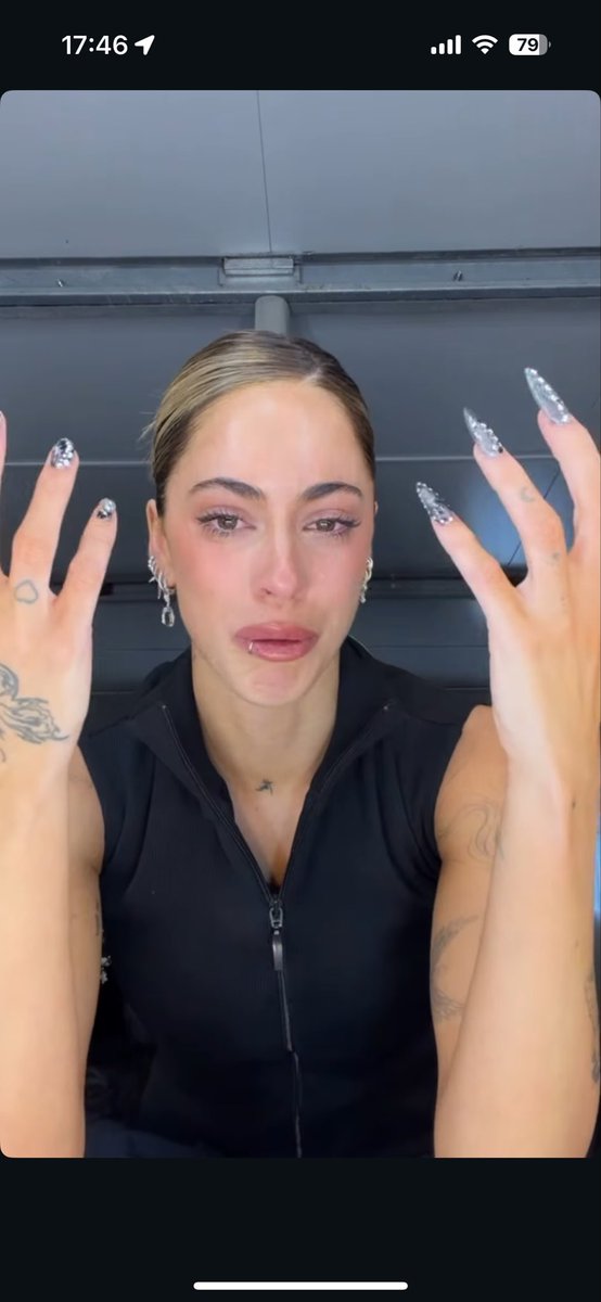 La historia de Tini llorando por cancelar #Futttura mañana me parte el corazón, dios sácale todo el dolor a tini y dáselo a la china suárez