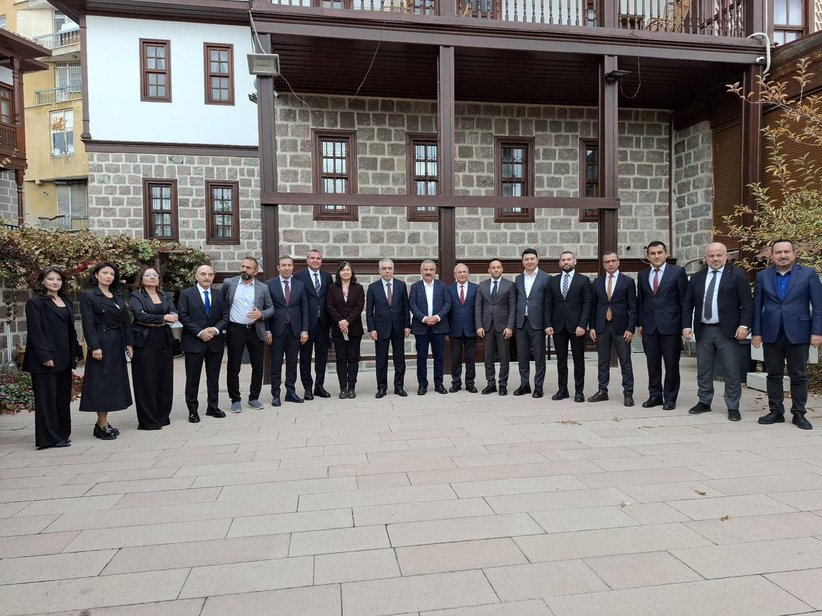 MEHMET UÇUM: TEK, ÖZEL VE GEÇİCİ KANUN OLMALI!
GEÇİŞ SÜRECİNDE ANAYASANIN İLK 4 MADDESİ, 42. VE 66. MADDELERİ TARTIŞILMAZ

Cumhurbaşkanı Başdanışmanı Mehmet Uçum, Terörsüz Türkiye sürecinde özel geçiş kanununa ihtiyaç olduğunu belirtti. 

Uçum, bütünleşme sürecinin “geçiş ve