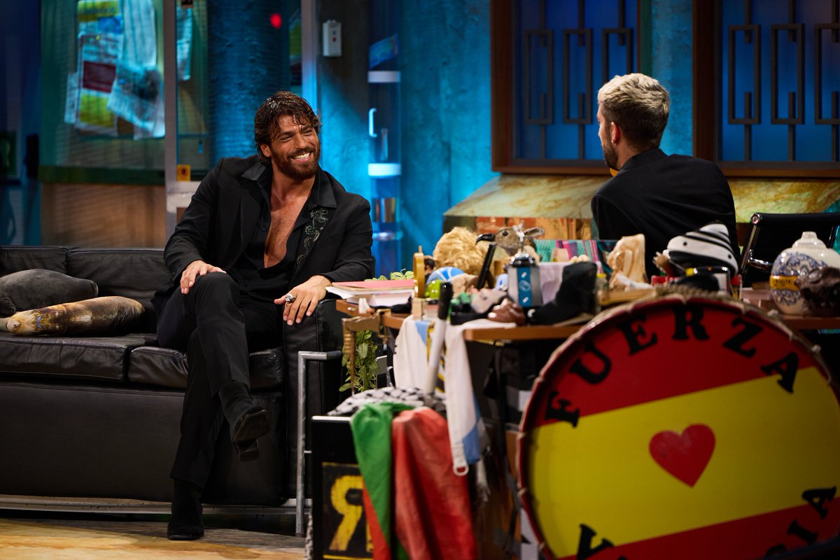 La1_tve's tweet photo. ¡Can Yaman causa sensación en #LaRevuelta! El actor turco ha revelado su curioso método para aprender español... ¡con Broncano como protagonista!

https://t.co/bY0uXyjKt2 https://t.co/DUZnw9ExwT