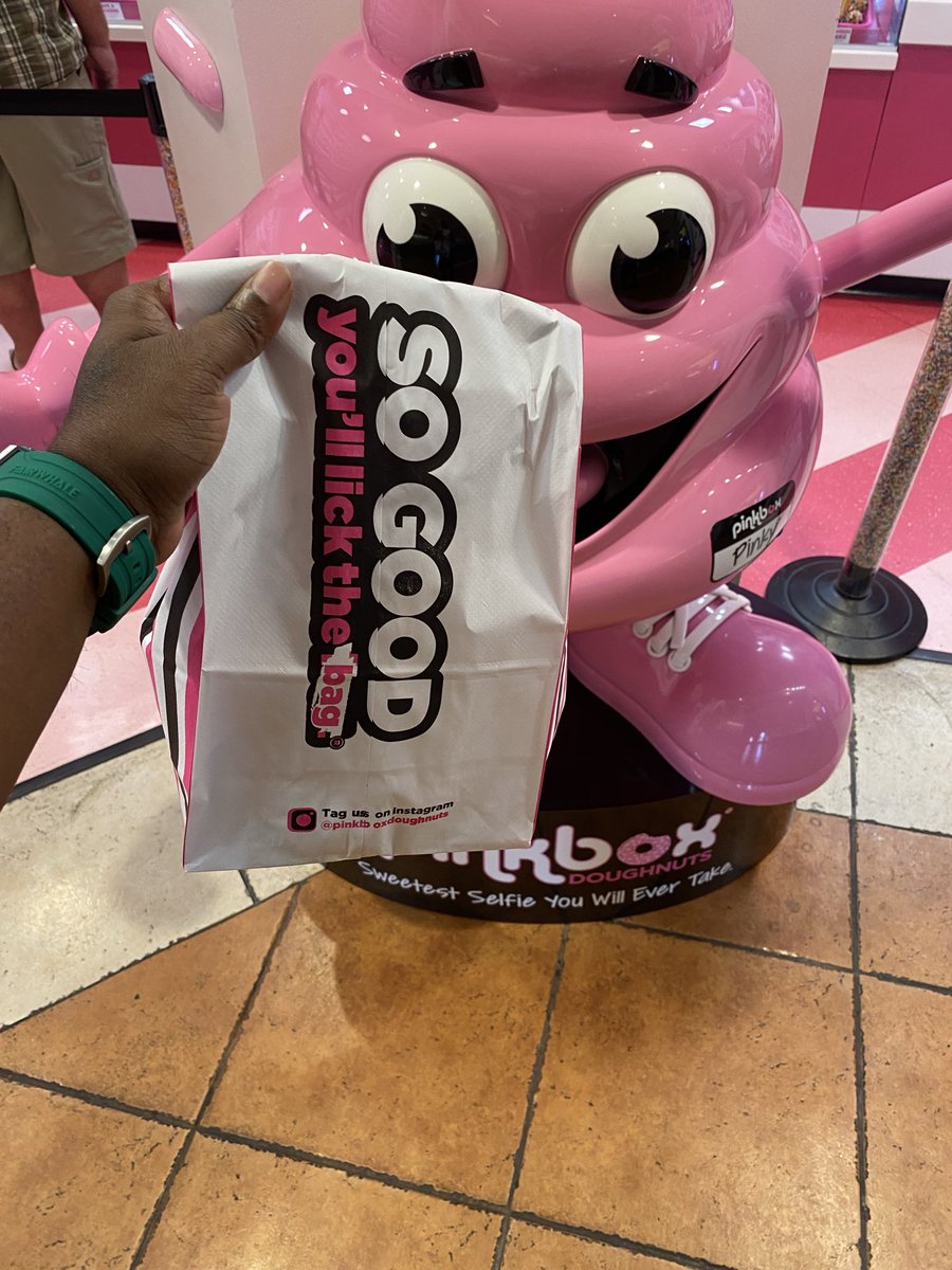 losferrari's tweet image. Out here in Vegas for the HBCU classic &amp;amp; getting in a little pregame snacking today #PinkBox doughnuts 😋