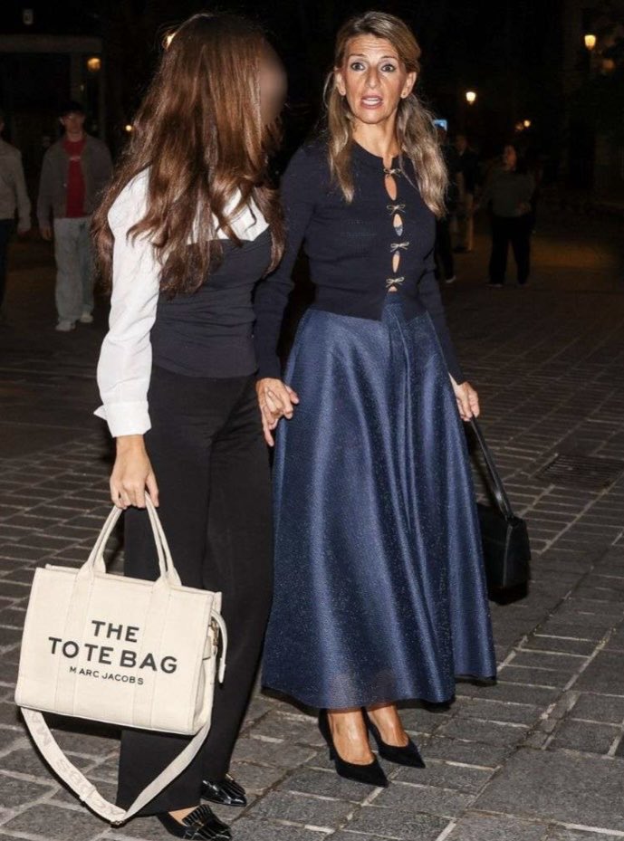 🇪🇸 | Vozpópuli publica que Yolanda Díaz acudió este sábado al Ballet Nacional vistiendo un jersey de Claudie Pierlot de 225€ con el que mostraba el sujetador.

Junto a ella acudió su hija, Carmela. La adolescente también acaparó miradas al usar un bolso de Marc Jacobs de 550€.