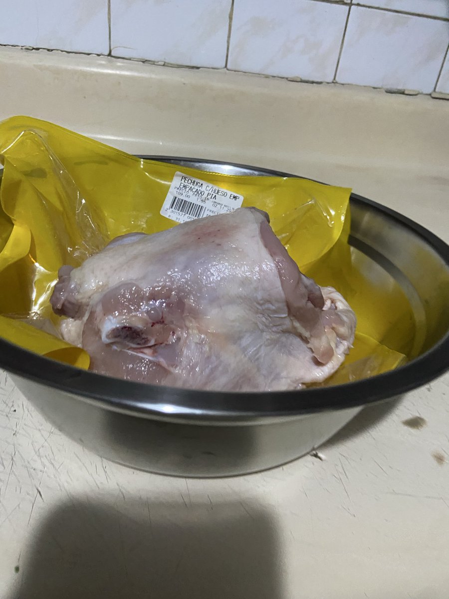 Esta mañana, como siempre, mi papá va al <a href="/super_bravo/">SUPERMERCADOS BRAVO</a> a comprar, y resulta que toma un paquete que dice “pechuga con hueso” pasan las horas y estando en casa, cuando va arreglar la “pechuga” sale que es un pollo pequeño sin muslos.
El real engaño.

Una información y resulta otro.