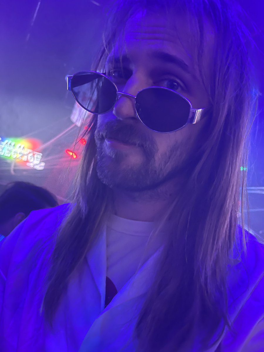 CaseyCastration's tweet image. i got drunk last night 😌