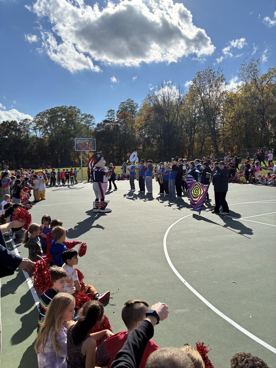 🐾 The Highlands Hounds are fired up! 💙

They raised over $20,000 for the Highlands PAC and kicked off the week with a high-energy Pep Rally featuring the DHS Marching Band &amp; Color Guard, Danvers Police &amp; Fire, the Highlands Hound, and Pat Patriot! 🎉

#Highlands #DPS
