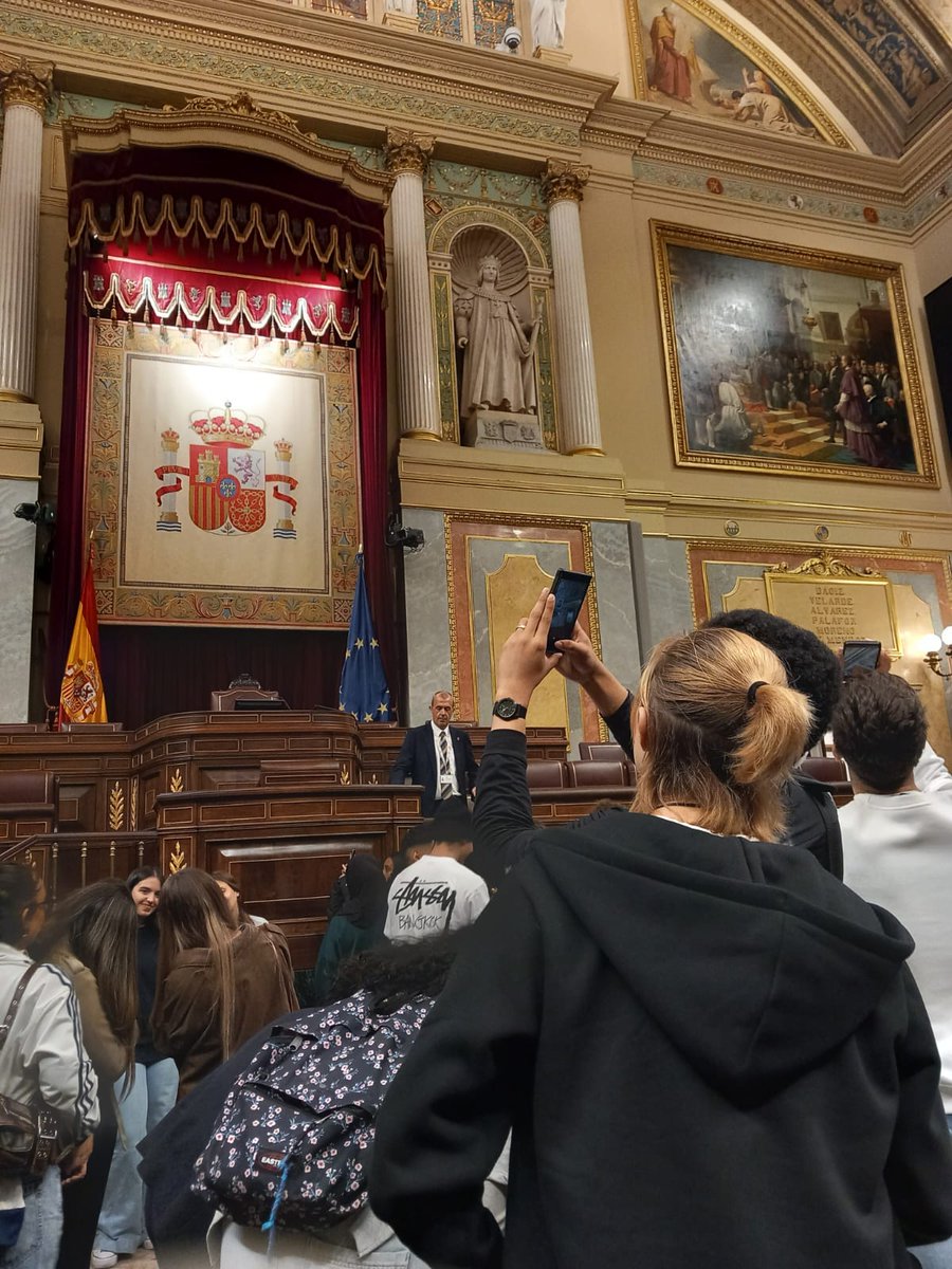 Hoy, bajo la organización del Dpt. de Geografía e Historia, los alumnos de 2º de Bachillerato han estado en Madrid visitando el Congreso de los Diputados y el Museo del Prado.